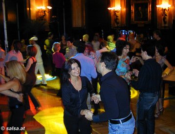 Viva Salsa Vienna Festival, Wien: Veranstalterin Mariama Coulibaly, Moderatorin Eva Reinhold,...